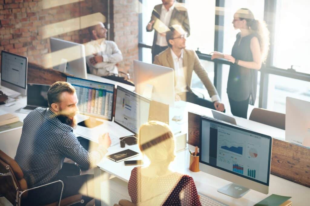 Graph showing the importance and growth of inside sales teams in the B2B sector, highlighting the shift to digital sales, benefits like cost reduction and increased efficiency, strategies for recruitment, employee retention, team scaling, adapting to remote work, and leveraging technology in sales processes.