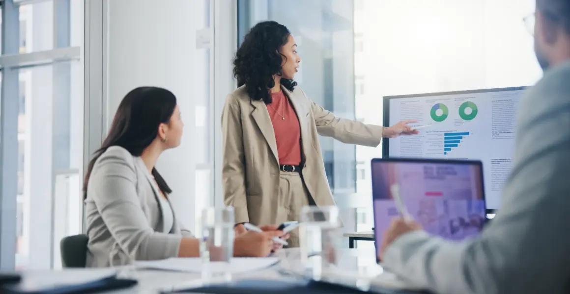 Healthcare team presenting data-driven insights in drug discovery, illustrating the role of data analytics in healthcare, particularly in the pharmaceutical industry. The image shows how healthcare data analytics companies are driving innovation in personalized medicine and clinical trials.